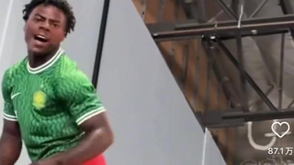  你也看中超？甲亢哥社媒晒出身穿国安球衣视频