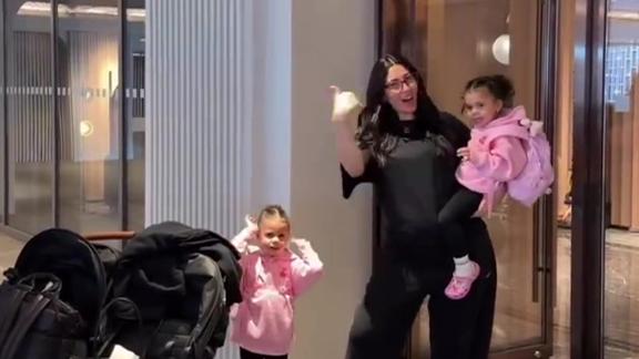  一人带仨娃！弗格妻子晒从上海启程回美国vlog