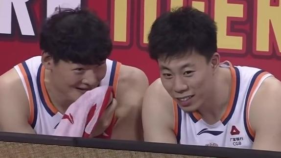 上海豪取14连胜！王哲林张镇麟场下开心热聊