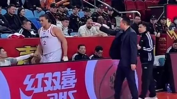 有矛盾？洛夫顿和卢伟替补席吵起来了