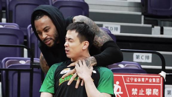 喜剧人还得是你！莫兰德不得闲给赵继伟做马杀鸡