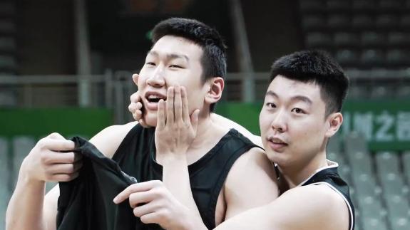  都是朋友！俞泽辰“蹂躏”李炎哲脸颊稍显亲密