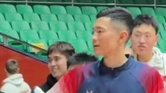 陈林坚山东主场首次战旧主 赛前与昔日队友寒暄