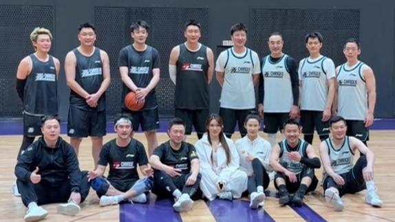  活宝凑一对！孙悦&丁彦雨航一起打野球欢乐无限