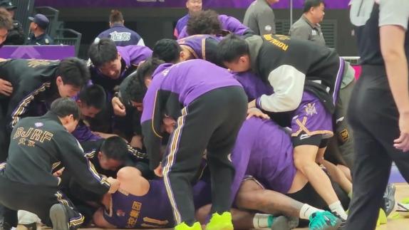  战神附体！里勒1.5秒超级后仰三分压哨绝杀广州