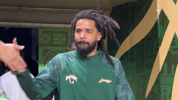 巨星魅力！J.Cole现身同曦主场与球迷击掌