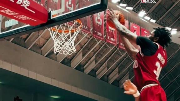 隔着大莫打进空接！约翰逊连线琼斯展现逆天弹跳