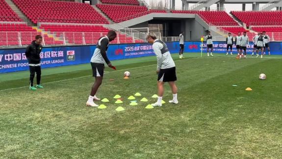 稀哲法比奥僵持不下！国安训练边踢球边下棋