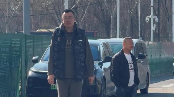 好久不见老队长！韩德君观战辽宁铁人对阵国安