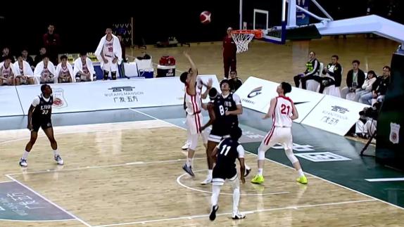 连砍四分破局！杨易轩篮下暴起双手炸扣后再得手