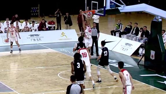 细腻小配合！杨易轩巧妙突分助飞姚嘉泽双手暴扣