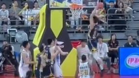 观众视角直拍！崔永熙晃飞对手起飞滑翔双手暴扣