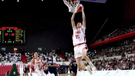 充分展现身体天赋！李沂泽单骑闯关反击双手暴扣