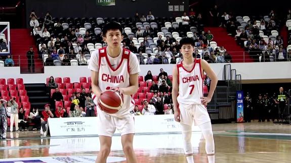 啊这？李沂泽两罚不中后中国男篮丢篮板憾负对手