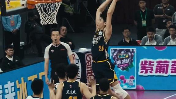 极限倒地滑行拼抢+炸扣！崔永熙赛场找回自信