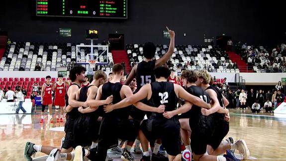 不惧对手！新西兰毛利战舞 中国U18男篮并肩观看