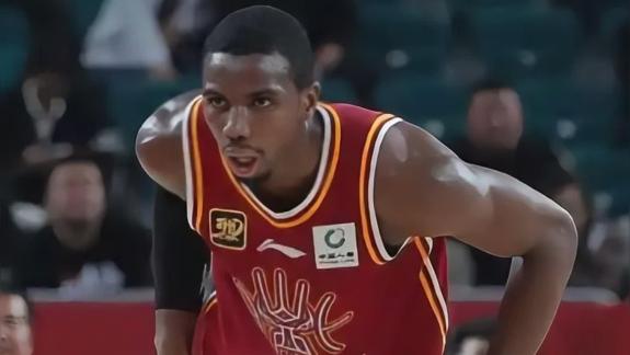  笑不活了！CBA惊现双人暴扣名场面 裁判都懵了