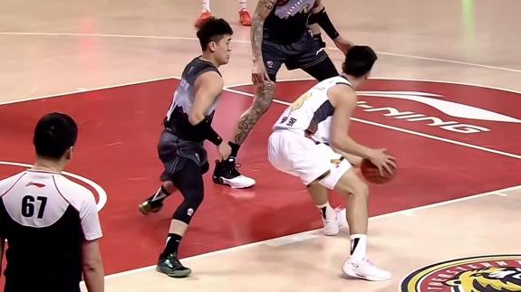 太冲动！姜伟泽不满判罚指裁判输出+扔球遭夺权