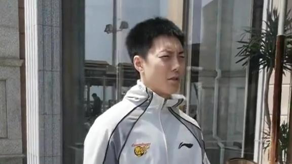 宠粉天花板！胡明轩霸气送票宠翻青岛当地球迷