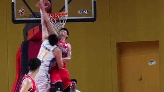 周琦骑扣徐昕竟扣飞！琦酱给小辈上课 郭导观战