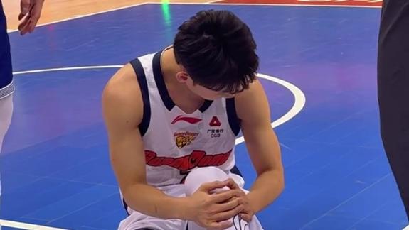 徐杰受伤被换下场！手捂膝盖缓解 对手上前关心