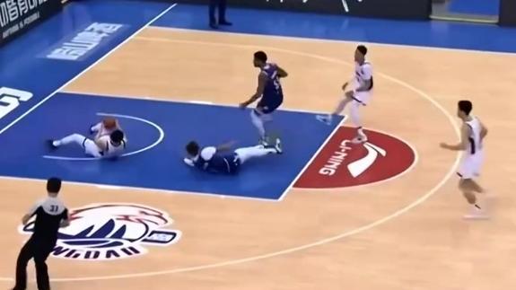 队长担当！胡明轩倒地拼抢 赢得进攻助攻奎因上篮