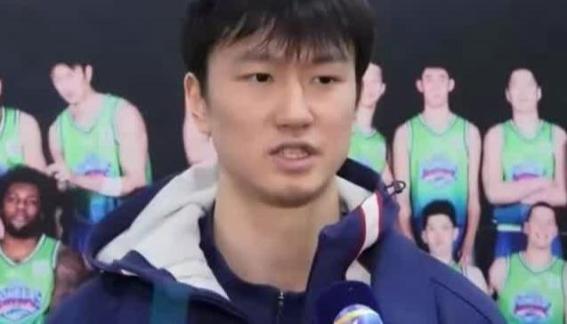  施大爷火出圈！天津男篮赖俊豪接受采访搞笑复刻