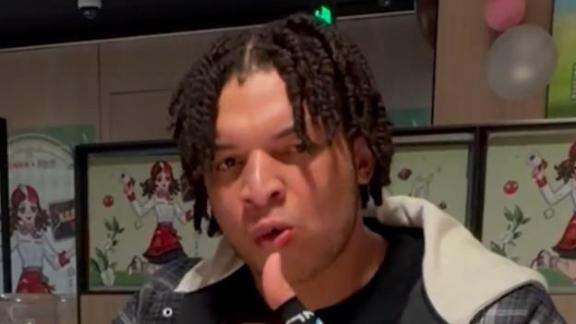  吃货属性！洛夫顿打卡海底捞 秀筷子夹虾滑