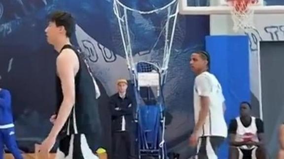 耐克峰会训练赛 郇斯楠首发12分钟砍7+4+2帽