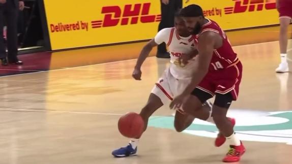 伤病远离！深圳后卫约翰逊拼抢大腿受伤被抬离场