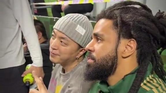  来CBA追星！Jony.J与J.Cole同框 南京主场爆满