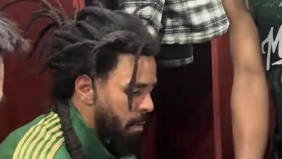  格莱美奖队友！南京众将手拿周边找J.Cole签名