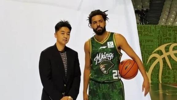  J.Cole分享拍定妆照花絮：与全队合影期待首秀