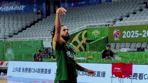  三分三连中！J.Cole赛前专注热身秀丝滑运球