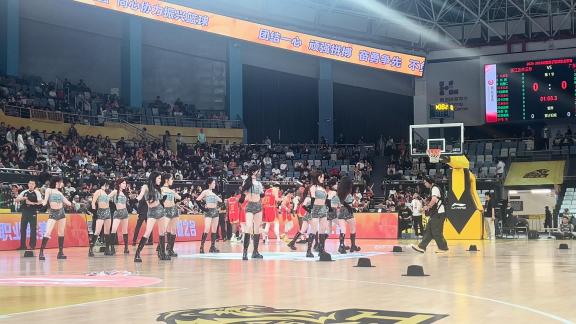  广厦啦啦队银装闪耀全场 动感热舞肆意绽放