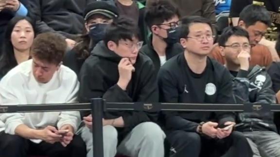  强强对话名宿到场！丁彦雨航现场观战京沪大战