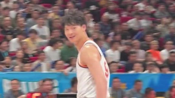  现场直拍王哲林压哨补篮打进！半场10+10两双