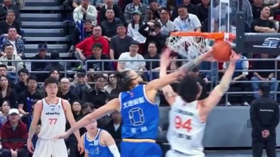  霸气外漏！麦基轻舒长臂送王哲林血帽再赢回球权