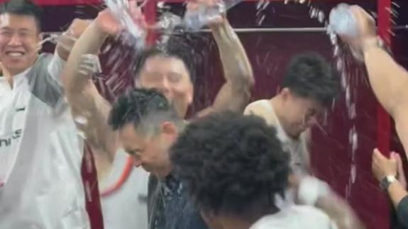  上海锁定常规赛第一！赛后众球员浇水卢伟庆祝