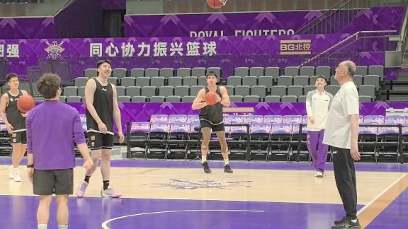  直击北控战山西！邹雨宸加练三分 全队气氛轻松