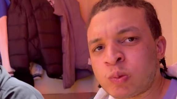  化身吃播！洛夫顿品东北铁锅炖 挑战吃林蛙失败