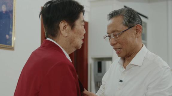 钟南山为妻子穿名人堂礼服：这是全家的光荣！