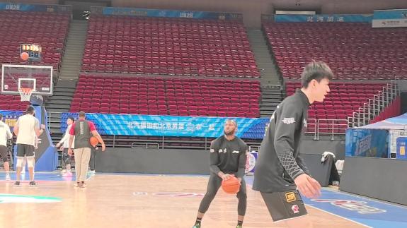 一扫阴霾找回手感！杰曼加练超远三分6投5中