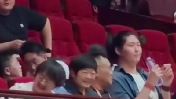 张子宇携母亲来看CBA啦！现场观战山东vs辽宁