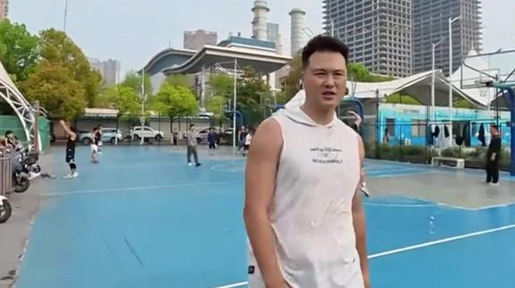 今年MVP这么打球！孟铎整活模仿贺希宁打球动作