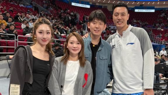 奥运冠军来了！刘雨辰黄雅琼夫妇现身首钢主场