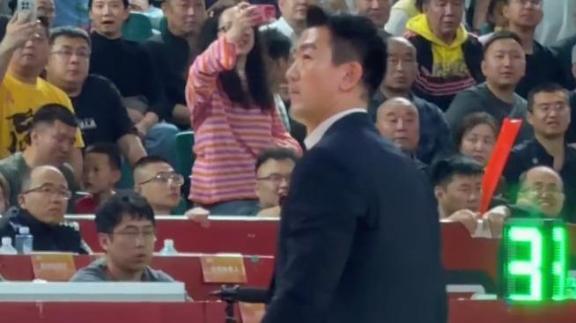 不满判罚！王博冲进场内与裁判理论遭夺权离场