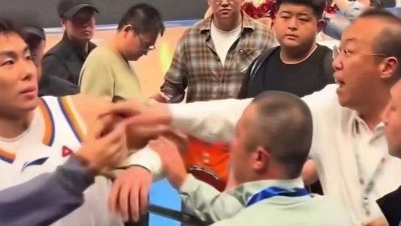 李添荣与球迷互动遭强力拦截 阻拦者并非俱乐部人员