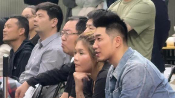 来支持谁？吴冠希现身NBL总决赛现场观战
