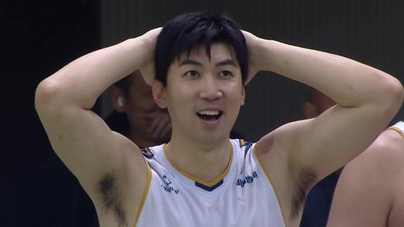 惊天决赛！董健2.8秒超级后仰3分绝杀上海 太疯了